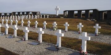 En esta fotografía del lunes 30 de julio de 2012 distribuida por la Comisión de Familiares de Caídos en Malvinas e Islas del Atlántico Sur, se ven cruces sobre las tumbas de un cementerio que alberga los restos de soldados argentinos muertos en la guerra de 1982 entre Argentina y Gran Bretaña\u002E La Policía en las Islas Malvinas buscaba el martes 31 de julio de 2012 al responsable o los responsables de haber hecho daños en el cementerio de guerra de Argentina, rompiendo y destrozando en repetidas ocasiones el cristal que protege a la Virgen sagrada del país\u002E (Foto AP/Sebastián Socodo, Comisión de Familiares de Caídos en Malvinas e Islas del Atlántico Sur) islas malvinas ataque vandalismo cementerio argentino en las islas malvinas