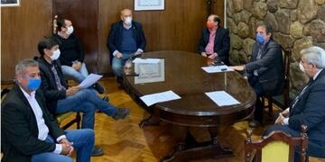 Reunión de Labor Parlamentaria presidida por el vicegobernador Haquim, con la participación de los presidentes de los bloques del Frente Cambia Jujuy, Alberto Bernis; del Frente de Todos, Pedro Belizan; de Primero Jujuy, Gaspar Santillán; y del FIT, Alejandro Vilca\u002E También estuvieron los vicepresidentes primero y segundo de la Cámara, Carlos Amaya y Rubén Rivarola, respectivamente\u002E