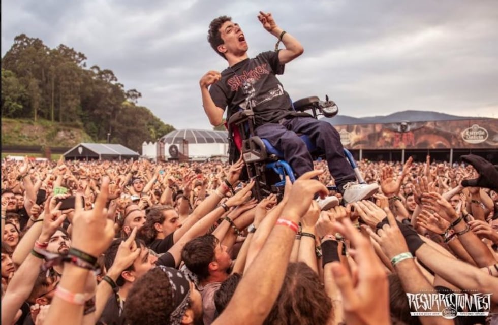El video del joven haciendo pogo en silla de ruedas en un recital de heavy metal que se hizo viral