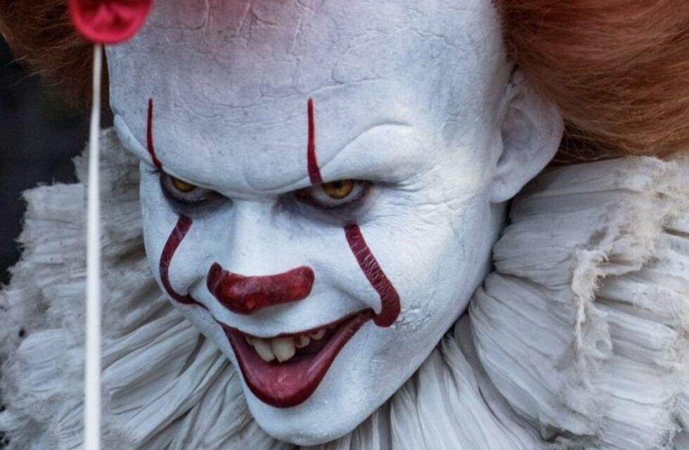 Una madre caracterizó a su hijo como el temeroso payaso de la película "IT" y causó temor en las redes
