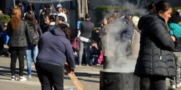 Quinto día de acampe por parte de los vecinos de Mar del Plata frente a la Municipalidad