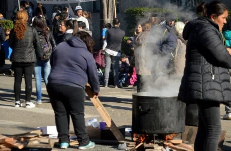 Quinto día de acampe por parte de los vecinos de Mar del Plata frente a la Municipalidad