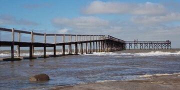 Una familia fue rescatada en un balneario de Patagones tras haberse ido mar adentro