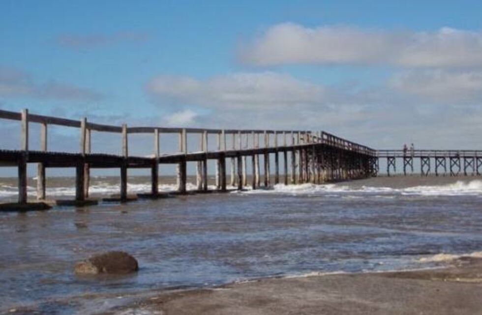 Una familia fue rescatada en un balneario de Patagones tras haberse ido mar adentro