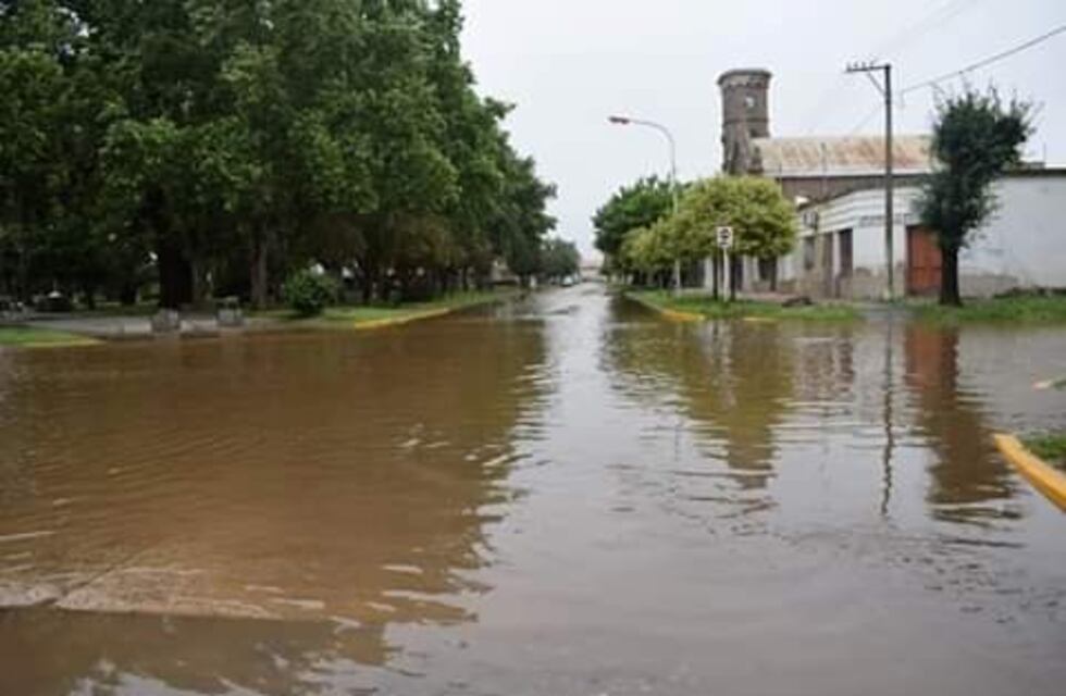 Parte de Maciel quedó bajo el agua ante el desborde del canal