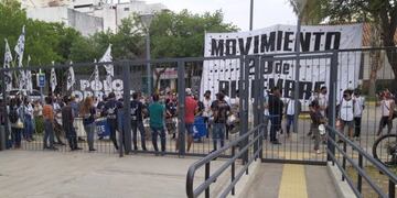 Manifestantes bloquean el acceso a la Municipalidad de Resistencia\u002E