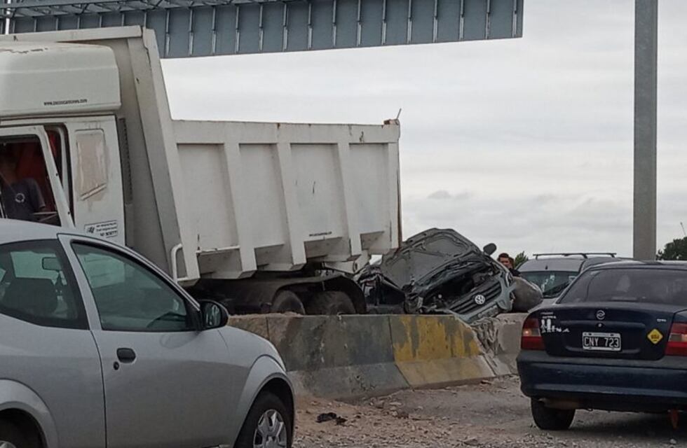 Importante choque en Circunvalación a la altura de Mendoza bloqueó completamente la mano al norte