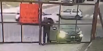 El robo del auto en marcha ocurrió en un corralón de materiales de construcción en la avenida Colón\u002E