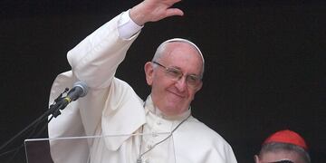 ZEN10\u002E Lima (Peru), 21/01/2018\u002E- Pope Francis waves during the Angelus prayer, overlooking Plaza de Armas, in Lima, Peru, 21 January 2018\u002E Pope Francis visits in Chile and Peru runs from 15 January to 22 January 2018\u002E (Papa) EFE/EPA/LUCA ZENNARO