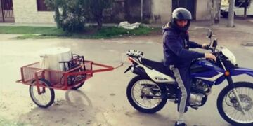 Alejandro sube todos los días a su moto y reparte más de 80 raciones de leche a los más necesitados\u002E (Web)