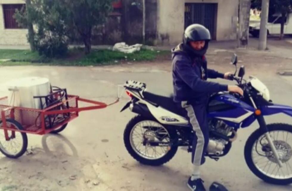 Merendero móvil: en moto recorre la ciudad para llevarle comida a los más necesitados
