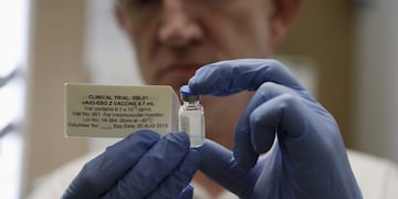 Professor Adrian Hill, Director of the Jenner Institute, and Chief Investigator of the trials, holds a phial containing the Ebola vaccine at the Oxford Vaccine Group Centre for Clinical Vaccinology and Tropical Medicine (CCVTM) in Oxford, southern England September 17, 2014\u002E The first volunteer in a fast-tracked British safety trial of an experimental Ebola vaccine made by GlaxoSmithKline received the injection on Wednesday, trial organizers said\u002E REUTERS/Steve Parsons/Pool (BRITAIN - Tags: HEALTH SCIENCE TECHNOLOGY TPX IMAGES OF THE DAY) inglaterra oxford adrian hill director del instituto jenner pruebas vacuna remedio contra el ebola