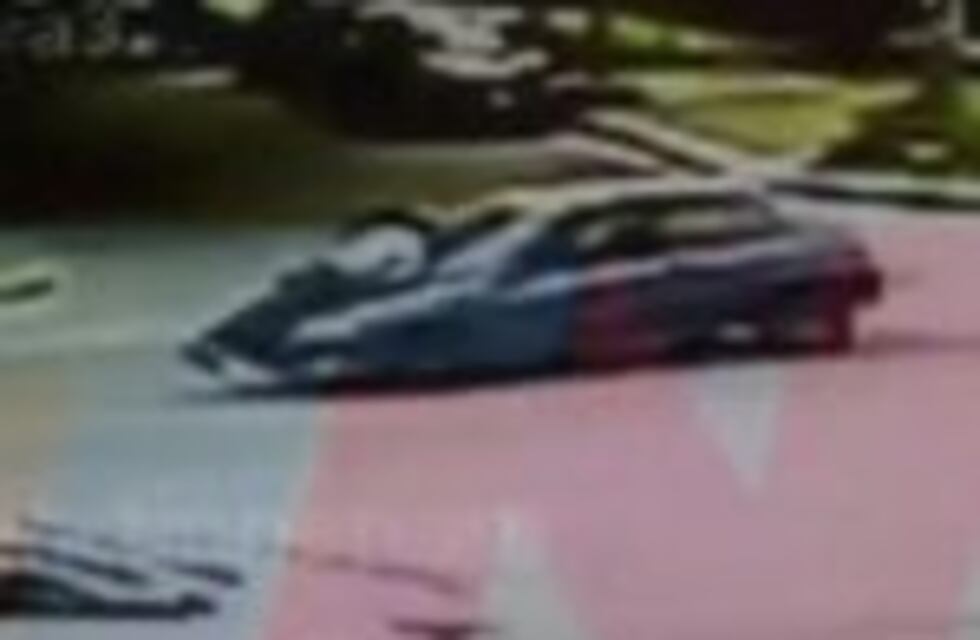 Quiso evitar un control de tránsito y llevó a un inspector cuatro cuadras en el capó