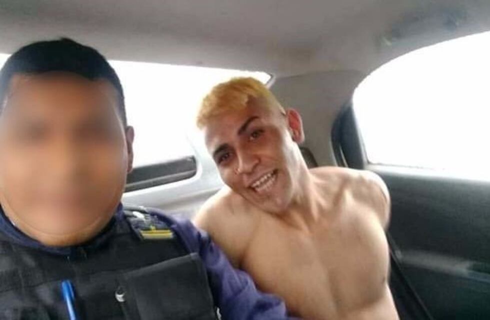 Le iniciarán un sumario al policía que se sacó una selfie con un detenido