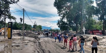 Cafayate quedó tapada por el barro por la crecida del río Chuscha