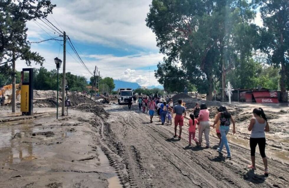 Cafayate quedó tapado por el barro por la crecida del río Chuscha
