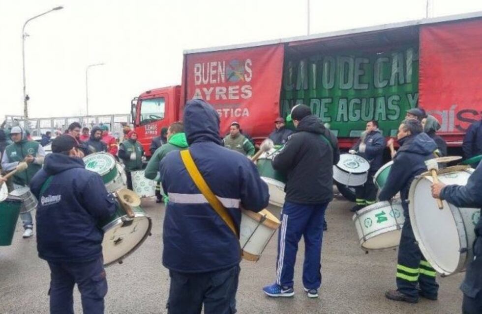 Paro de Camioneros en cinco centros logísticos de gaseosas