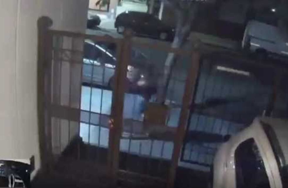 Asaltaron a dos mujeres y arrastraron a una para robarle una mochila