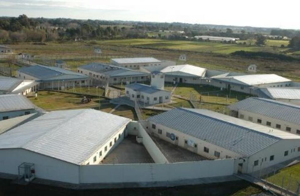 Un preso se subió a una antena y amenaza con lanzarse al vacío en La Plata