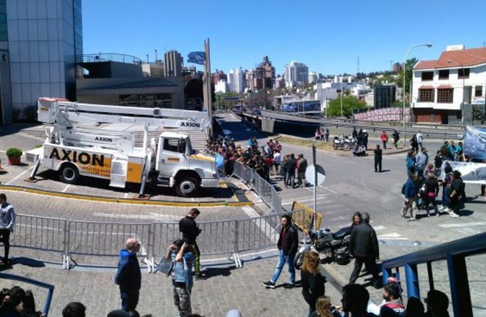 Contrastes: entre ollas populares y fans de la banda Aerosmith en el Sheraton