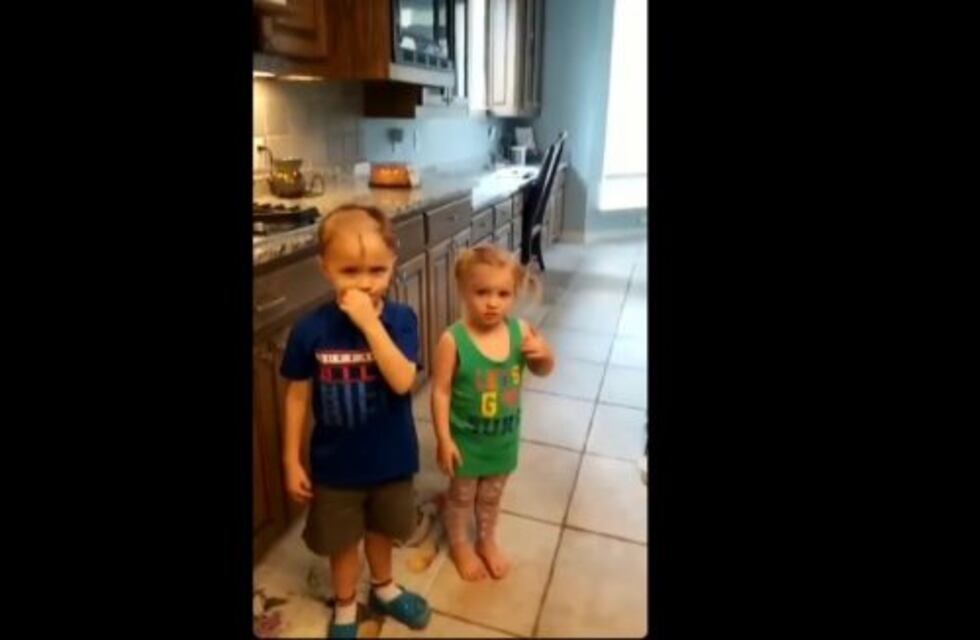 Dos hermanitos encontraron una cortadora de pelo escondida y así terminaron