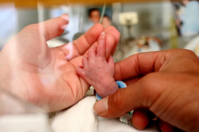 IMAGEN ILUSTRATIVA This July 25, 2006 handout photo provided by the March of Dimes Foundation shows a baby in the Neonatal Intensive Care Unit (NICU) at the Albany Medical Center in Albany, N\u002EY\u002E About 15 million premature babies are born every year _ more than 1 in 10 of the world’s births and a bigger problem than previously believed, according to the first country-by-country estimates of this obstetric epidemic\u002E The startling toll: 1\u002E1 million of these fragile newborns die as a result, and even those who survive can suffer lifelong disabilities\u002E (AP Photo/Jennifer Coate, March of Dimes Foundation) albany eeuu bebe prematuro nacimiento salas cuidados intensivos aumenta el numero de nacimientos prematuros en el mundo nacimientos prematuros tratamiento hospital