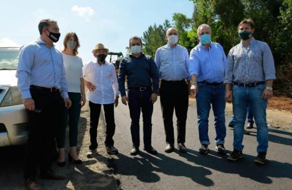 El Gobernador entregó subsidio en Alem y supervisó obras de asfaltado en Almafuerte