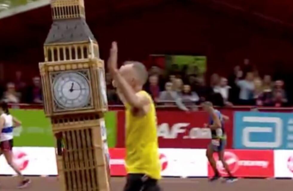 Se disfrazó de Big Ben para correr la maratón de Londres y no le salió bien