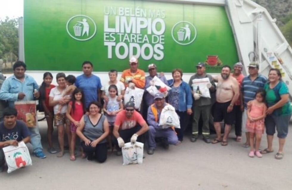 Vecinos adornaron los canastos de basura y dejaron regalos navideños para sorprender a los recolectores
