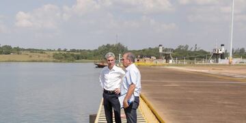 El ministro de Transporte Mario Meoni (izq\u002E) y el intendente de Posadas Leonaro Stelatto en el puerto nuevo de la capital misionera\u002E (Misiones Online)