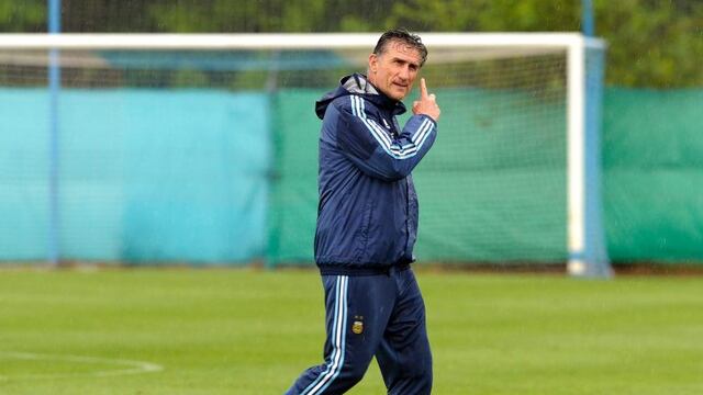 Argentina's team coach Edgardo Bauza is seen during a training session in Ezeiza, Buenos Aires on November 13, 2016  AFP PHOTO / ALEJANDRO PAGNI buenos aires  entrenamiento practica de la seleccion argentina futbol director tecnico del equipo