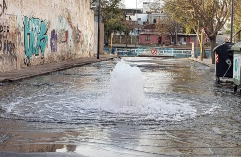 Apareció una "fuente" frente a la Plaza de la Música