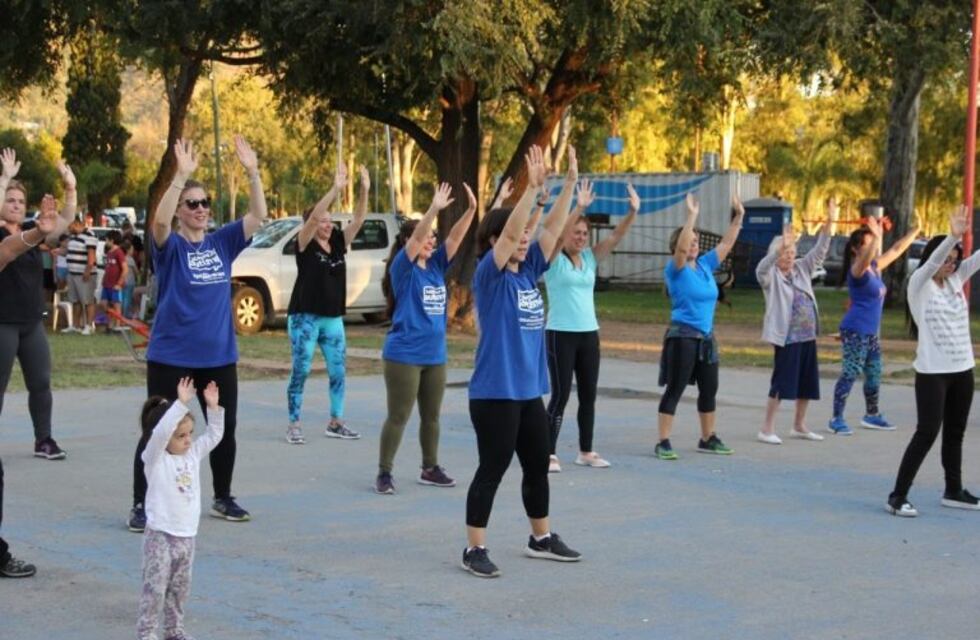 Todos de azul y bailando zumba en Carlos Paz