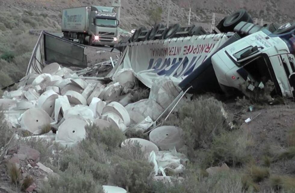 Un camión volcó en la Ruta 7