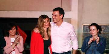 GRAF264\u002E MADRID, 29/04/2019\u002E- El candidato a la presidencia del Gobierno, Pedro Sánchez, acompañado por su mujer, María Begoña Gómez, Carmen Calvo (i) y Adriana Lastra, durante la celebración de los resultados electorales en la sede del PSOE en la Calle Ferraz de Madrid\u002E EFE/JuanJo Martín\u002E