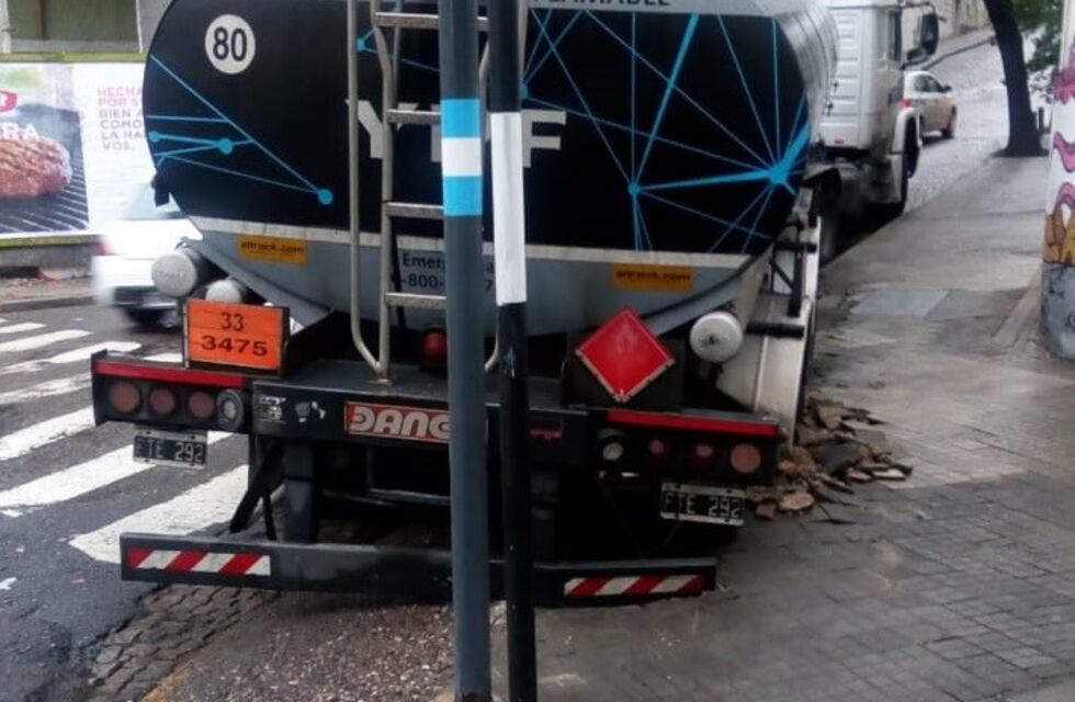 Camión repleto de combustible terminó atascado en una boca de tormenta en el bajo
