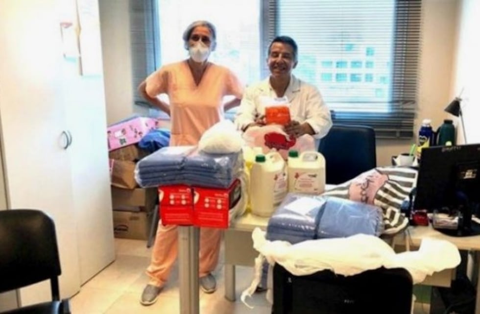 Trabajo en equipo para ayudar al personal de Salud con barbijos y camisolines