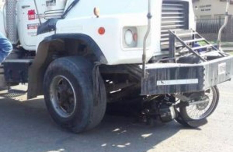 Un camión atropelló y mató a un motociclista en San Lorenzo