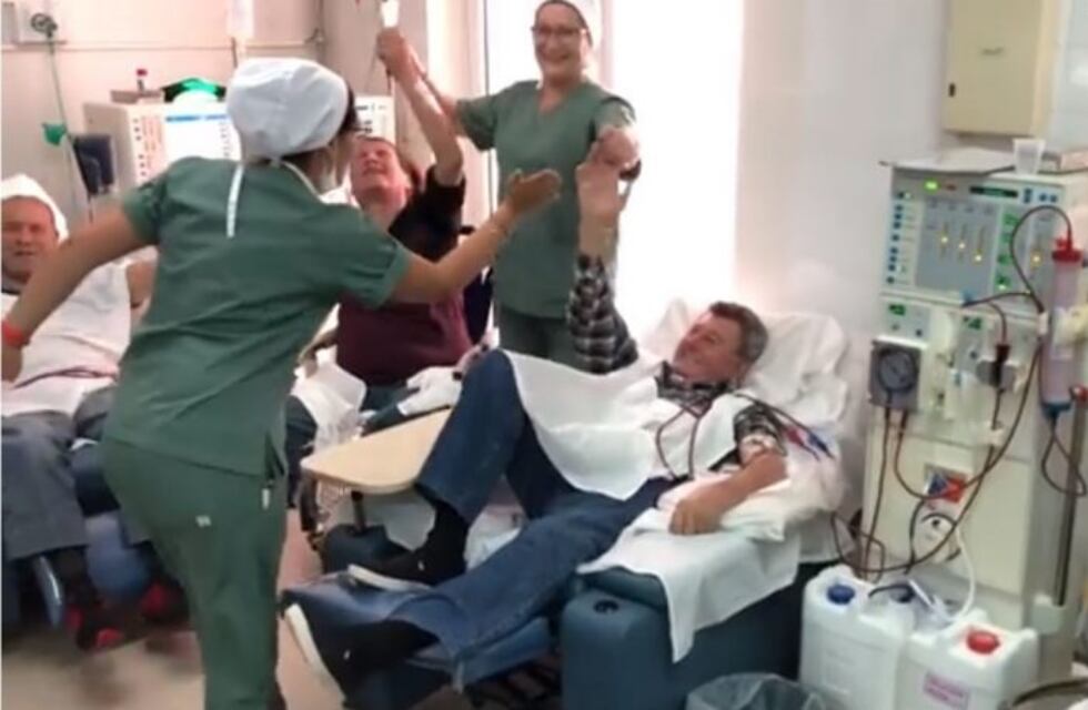 Video conmovedor: médicos, enfermeros y pacientes dializados bailan al ritmo de Ulises Bueno