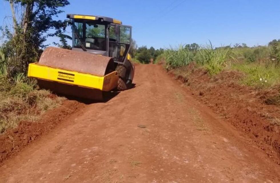 Mejoran los caminos de barrios y colonias en 25 de Mayo