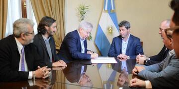 El gobernador Uñac firmó el convenio por las casas con Julio Piumato, de la Unión Judiciales\u002E