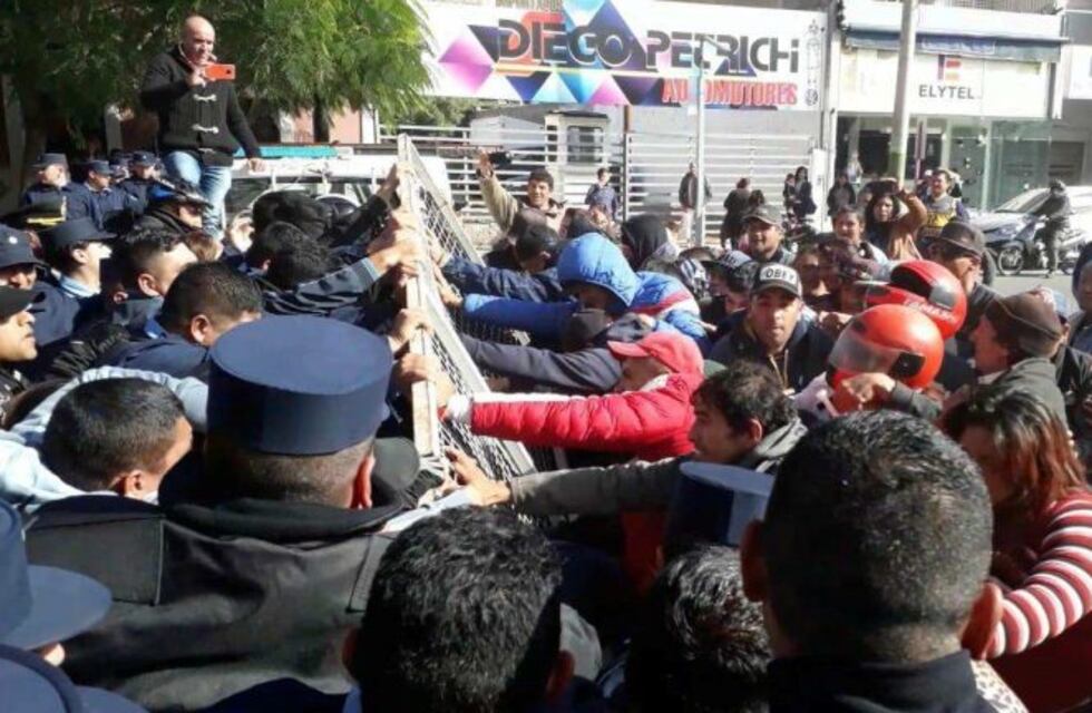 Heridos y detenidos en enfrentamiento entre la policía y vecinos