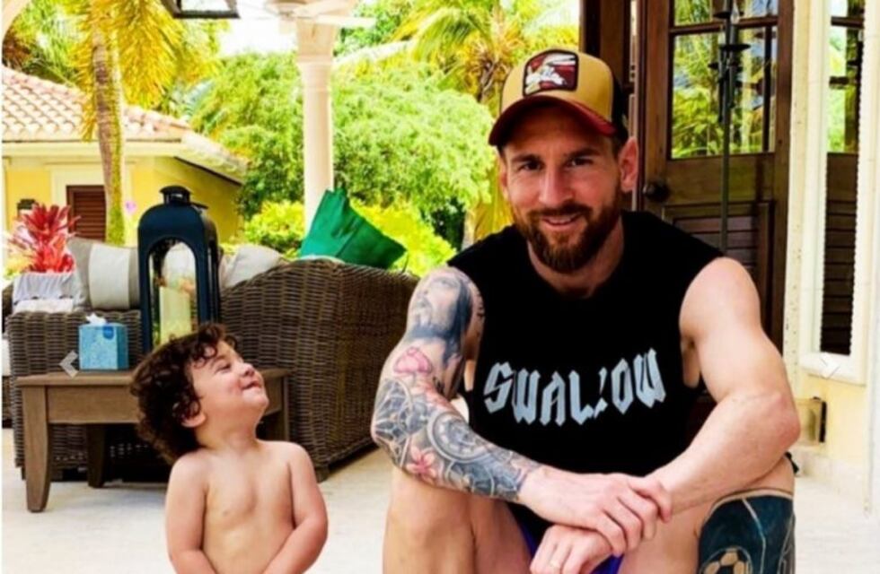 Messi sorprendió a un grupo de niños y jugó con ellos un picadito en plena playa