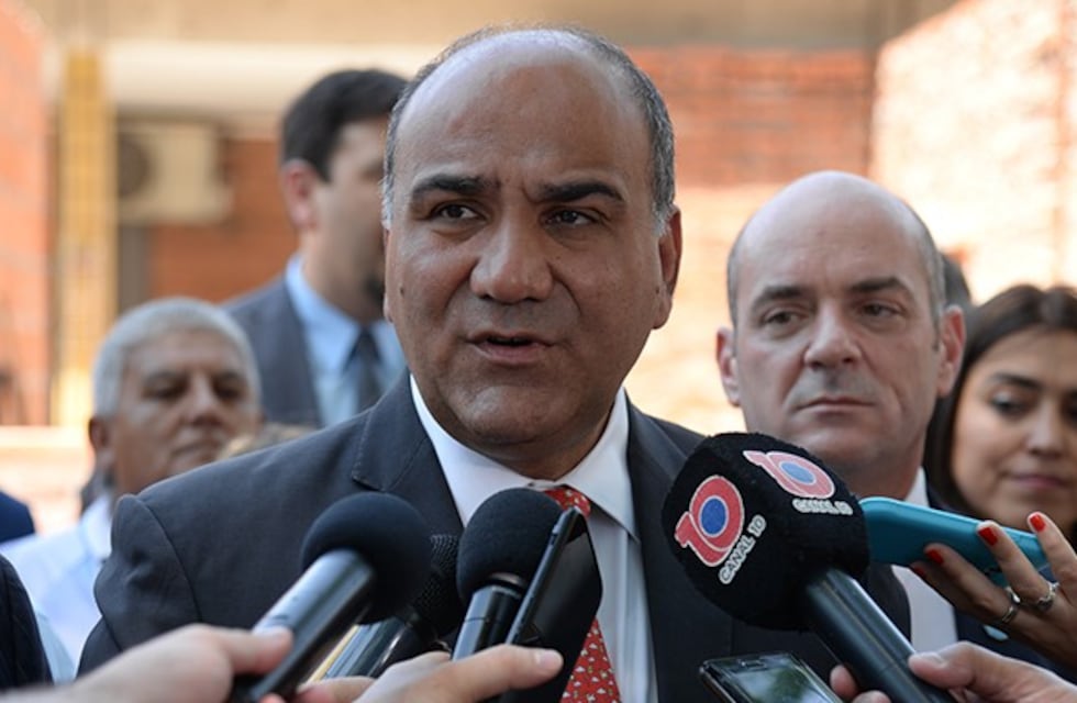 Manzur dijo que Tucumán le pagará a sus empleados "sueldos, aguinaldos y cláusula gatillo"