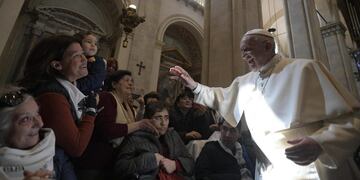 El papa Francisco esquiva a los fieles que intentan darle un beso en el anillo\u002E (EFE)