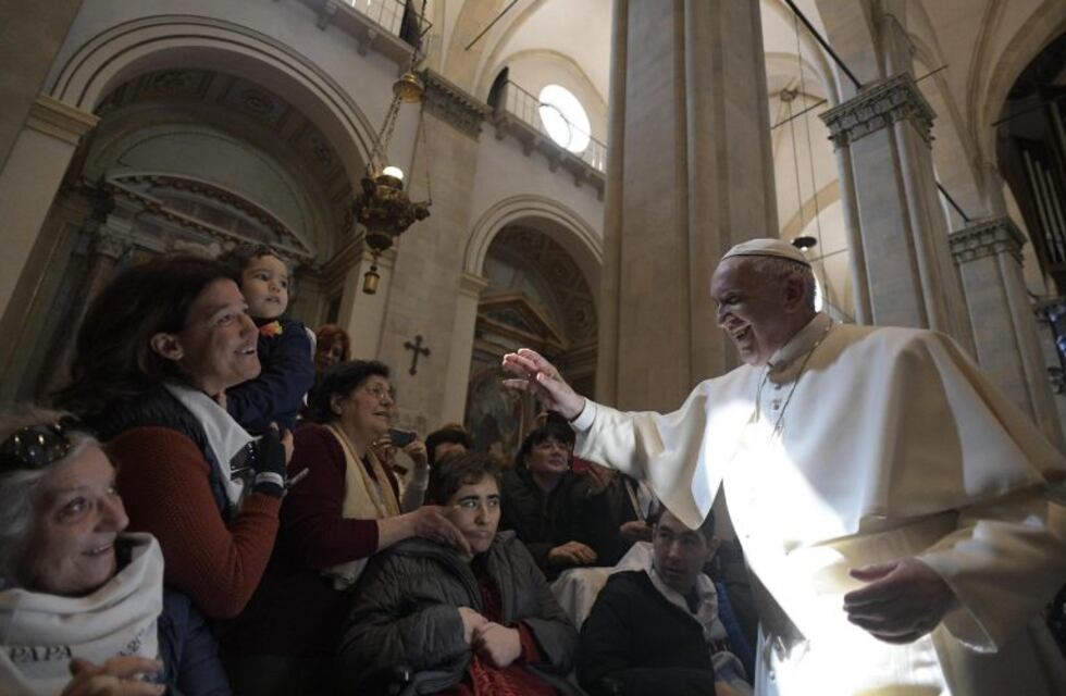 El papa Francisco esquiva a los fieles que intentan darle un beso en el anillo