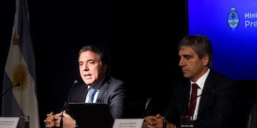 Luis Caputo y Nicolás Dujovne brindaron una conferencia de prensa\u002E