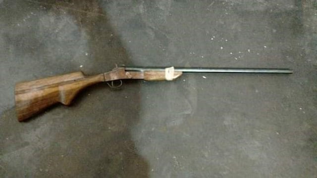 Un hombre disparó con un rifle a un joven que estaba en su propiedad