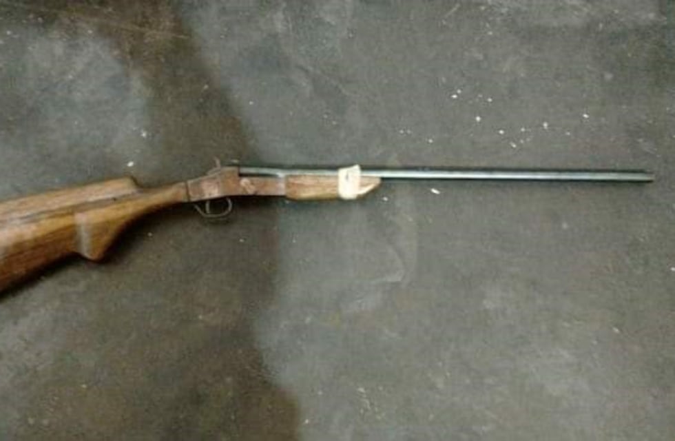 Un hombre disparó con un rifle a un joven que estaba en su propiedad