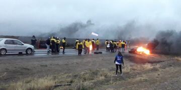 Sindicatos cortan el acceso a Puerto Madryn en la Ruta N°3 en reclamo de pago de sueldos\u002E